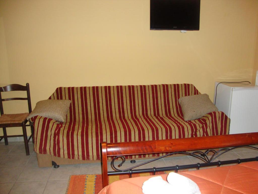 Kafiona Guesthouse Pírgos Dhiroú Chambre photo